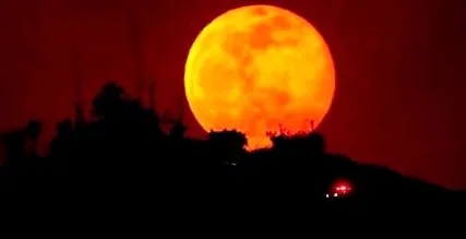 lună