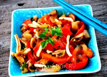 кальмари овочами