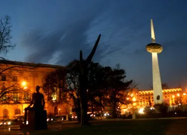 која