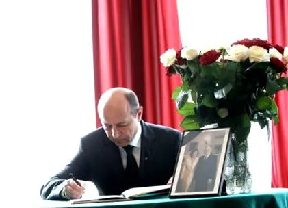 підписав