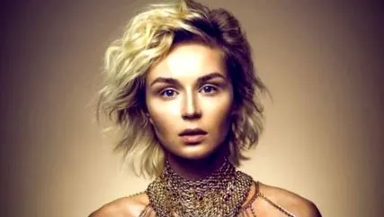 énekesnő polina