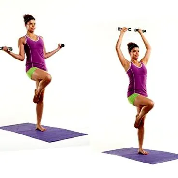 kezébe súlyzókat testhez