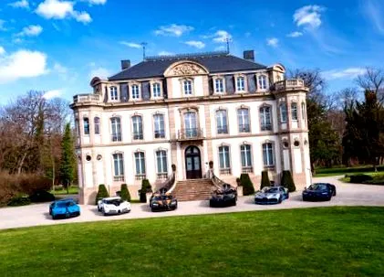 összes