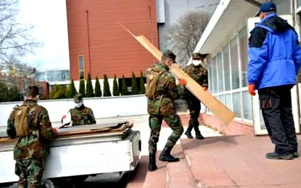 помага