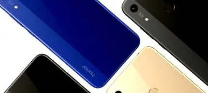 тримає смартфона