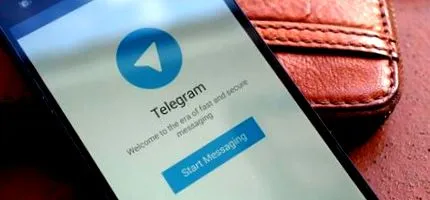 може