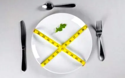 normálisan étkezik
