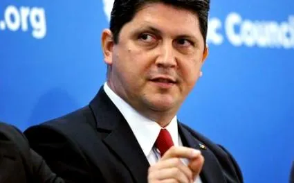викликає