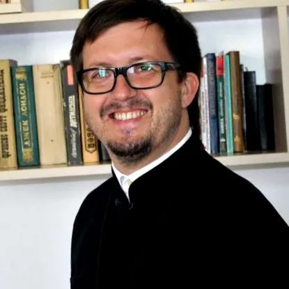 maxim istenért