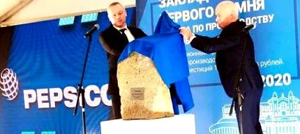гігантський будує