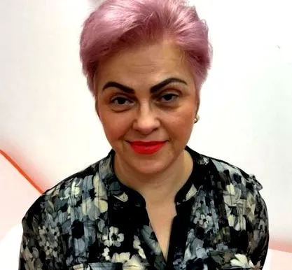 која