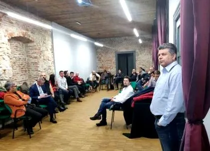 продовжує