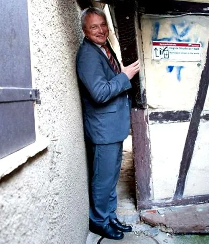 utcáján legszűkebb