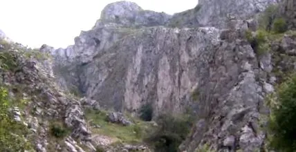 várva meghalt