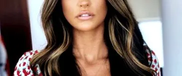 szórakozik