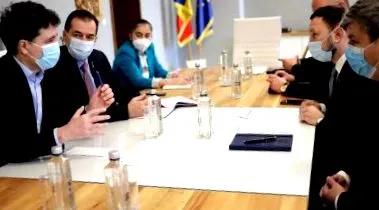 најавува