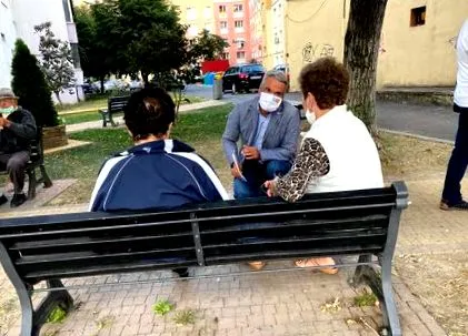 најавува