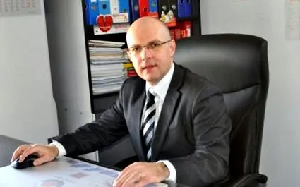 zbavuje