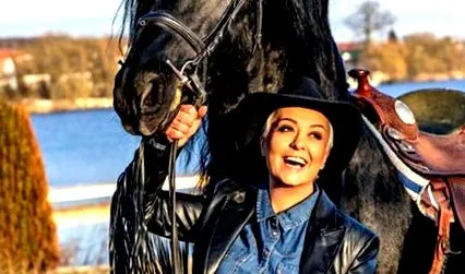 először monica