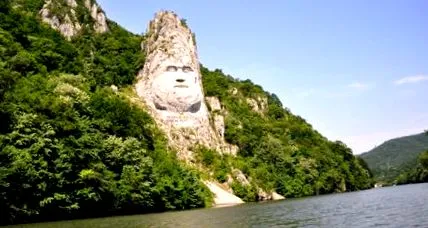 која