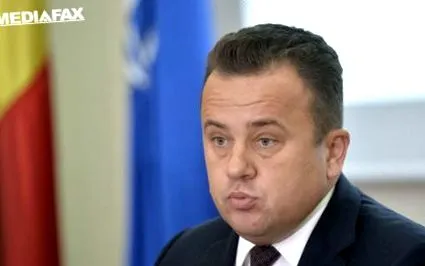 felhívta