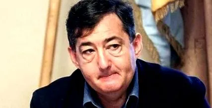 набирає