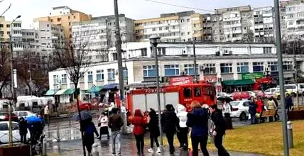 представляє