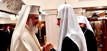 изјавува