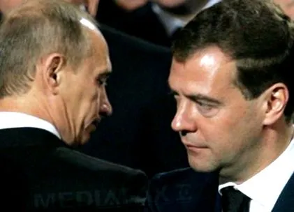 критикува