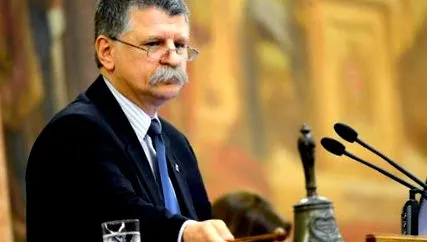 перебуває престолі