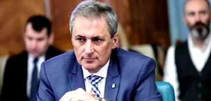 објавува романската