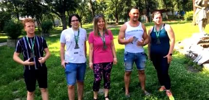 заохочує