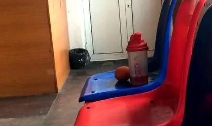 mások