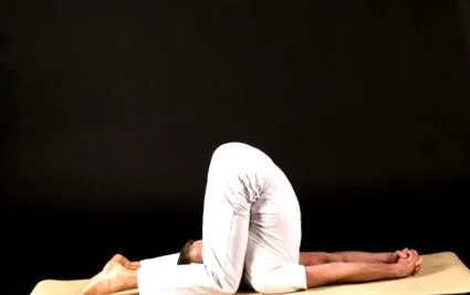 ушите karṇa-pīḍāsana