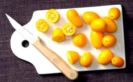 kumquat mică