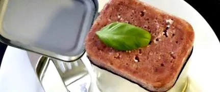 tartalmaz