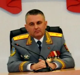организира лидер