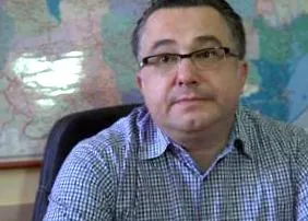 звинувачують