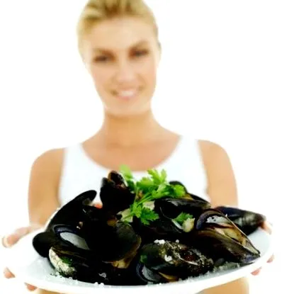 ösztönzi