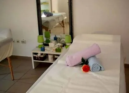 megelőzi