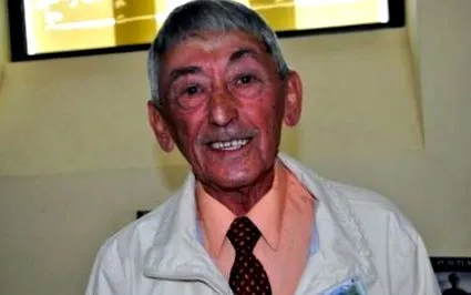 lassítja
