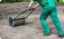 Оранка землі плугом, орати землю плугом у Підмосков’ї, глибока оранка землі у підмосков’ї, землі