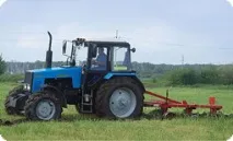 Оранка землі плугом, орати землю плугом у Підмосков’ї, глибока оранка землі у підмосков’ї, орати