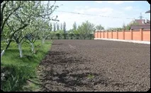 Оранка землі плугом, орати землю плугом у Підмосков’ї, глибока оранка землі у підмосков’ї, оранка