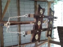 Ворота та хвіртка зі штучно зістареного дерева, а також люстра із залишків штучно