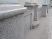 Фасадне оздоблення фундаменту щебенем щебенем