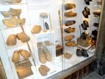 Голландські дерев’яні черевики – кломпи черевики