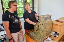 Як роблять бульбашки у склі трубку
