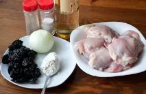 Тушкована курка з чорносливом у винному соусі винному