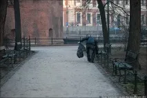 Як прибирають сміття у Кракові прибирають